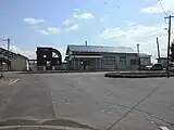 旧駅舎と工事中の新駅舎が並ぶ（2011年4月）