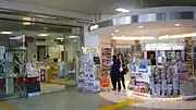 構内の観光案内所と開放感のあるキオスク(2006年6月、いずれも既に改装・業態転換済み)
