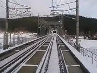 2007年時点では、一部区間が三線軌条化されていた。特急「スーパー白鳥」車内より（2007年11月撮影）。