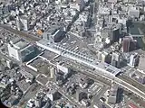 駅舎在来線屋根の右端 (金沢方)に180㎡のソーラーパネルがある