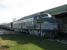 ニューヨーク・セントラル鉄道の駅に停車中のディーゼル機関車のカラー写真