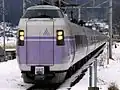 貫通扉設置車両を先頭に大糸線を走るE351系(2007年1月 海ノ口駅)