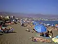 人々でにぎわう海水浴場