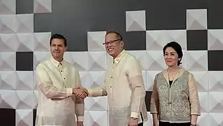 APECでメキシコのペニャニエト大統領を迎えるホストのアキノ大統領と姉のマリア・エレナ。