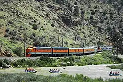 河畔をゆくロイヤル・ゴージ・ルート鉄道の列車