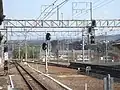 駅北方で分岐する関西本線と奈良線の線路（2008年2月）