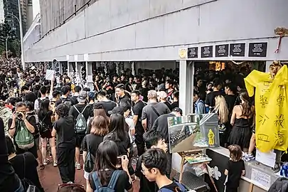 梁凌杰（中国語版）を悼む市民（16時46分）