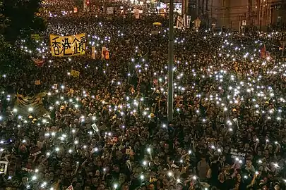 莊士敦道（中国語版）近くのデモ隊がスマートフォンの懐中電灯をつけた様子（19時36分）