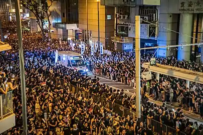 軍器廠街（中国語版）近くで救急車に道を譲る市民（19時52分）