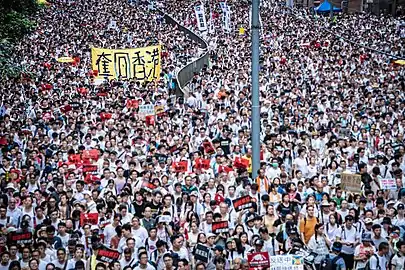 デモ参加者が湾仔の怡和街を通る様子