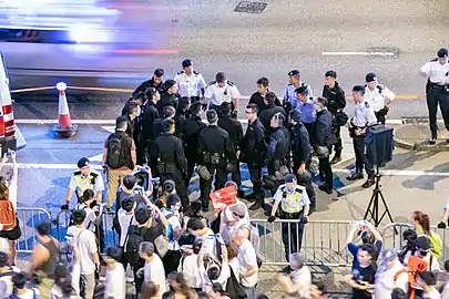 21時に警察により配備された特殊戦術小隊