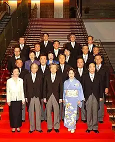 公団民営化と第二東名の規模縮小を決定づけたのが当時の首相であった小泉純一郎とその閣僚による政策であった。マスコミも政権の思惑と機を一にして高速道路批判に本腰を入れた。
