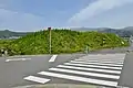 南側から望む墳丘画像右端を国道27号が通る。