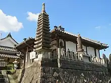 本堂と九重石塔  (2020年10月)