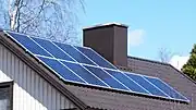 電源の一種、ソーラーパネル。各家の屋根の上に設置されることが増えてきている。再生可能エネルギーであり、国際連合や各国が推進しているSDGs(持続可能性)の実現に適っており、近年評価が高くなっている電源。屋根の上一面に設置すれば、たいていは、各家庭の消費量以上の電力を供給する電源となる。