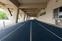 正面玄関横に設置されたトラック