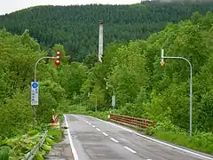 精錬所の煙突が残る