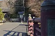 滑川に架かる「光触寺橋」から望む山門
