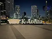 イベントスペースの広場にある「K-Arena」モニュメント（2023年10月撮影）