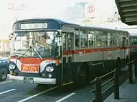 上野がデザインした旧塗色(左)と84年以降採用の新塗色(右)
