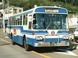 長崎県交通局のバス(1993年8月撮影)。車体の正面に旧県章(鶴のマーク)が掲出されている