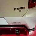 「NISMO S」エンブレムと「AUTECH」エンブレム