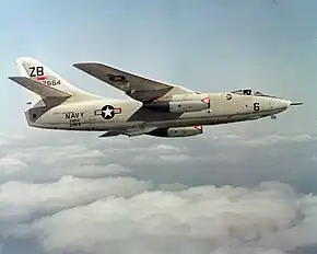 飛行するKA-3B 142664号機(1967年撮影)