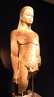 ディピュロン(英語版)(古代アテネ西側の二重門)のクーロス像、紀元前600年頃。アテネ、ケラメイコス博物館。