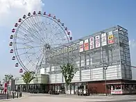画像左 : オープン当初のセントラルプラザ。画像右 : スマートインターチェンジ工事にともない池が改変された（2020年11月）。