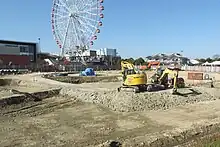 画像左 : オープン当初のセントラルプラザ。画像右 : スマートインターチェンジ工事にともない池が改変された（2020年11月）。