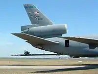 機尾部の空中給油ブームブーム基部前方の張出し部分が給油オペレーターの搭乗部