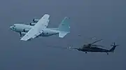 UH-60J救難ヘリコプターに給油する空自KC-130H