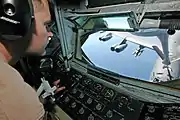 給油機内からブームを操作するオペレータ