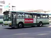 都市型低床車（偏平タイヤ低床車）の例：日野KC-HU3KMCA（青森市交通部）