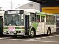いすゞ製の大型短尺車 (5654)KC-LT333J、1996年式富士重工製17型E車体架装車幅は大型車と同じ。綾瀬営業所に配属され、大和駅・相模大塚駅・さがみ野駅発着路線で専ら使用された。同時期に同型の日産ディーゼル車(KC-RP211GSN)も在籍した。