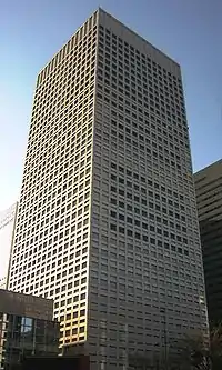 西新宿・KDDIビル（同社の登記上の本店）