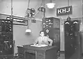 ラジオ局KHJの技師、アーネスト・G・アンダーウッド、1927年