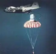 空軍のC-130輸送機を改造したJC-130によるKH-1のカプセル回収。