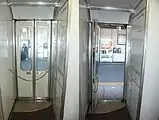 乗降扉可動範囲の床色分けは12400系から（12200系更新車）