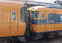 需要に応じて途中駅で増結、解結を行なう(名張駅)