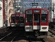 奈良線系(左の電車)と大阪線系(右の電車)では一般車の編成方向が異なる(同じ2両編成同士でありながらパンタグラフ位置が前後逆)。このため特急車両と異なって全線共通運用は不可能。
