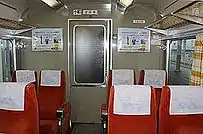 12200系における更新修繕前後の比較(更新前の左画像は18400系だが当時の12200系と概ね同様の車内)