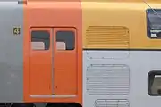 両開き式ドアと外板のルーバー