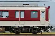 中期の特急車用シュリーレン式台車(KD-41。画像は一般車2000系に転用後)揺れ枕を吊りリンクで台車枠からつり下げ、揺れ枕直上の空気ばねで枕梁と心皿を支える。ボルスタアンカーを備えていない。