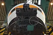 左円がトランペットスピーカー（電気笛）、右円がダブルタイフォン（空気笛）