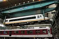 横から見た近畿日本鉄道における特急車両と一般車両との対比奥から21000系、2610系。大手私鉄の一般車両は通勤形電車そのものであり、多くの利用客が乗車することを前提としている（五位堂検修車庫にて撮影）。