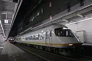 一部の運転に使用される21000系使用の阪奈特急（学園前駅）