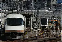 整備中の名阪特急車両が競合する東海道新幹線と顔を会わせる(米野駅 - 近鉄名古屋駅間)