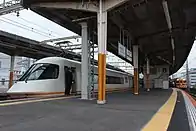 大阪難波行き名阪特急(左)と京都行き京伊特急(右奥)が大和八木駅で連絡