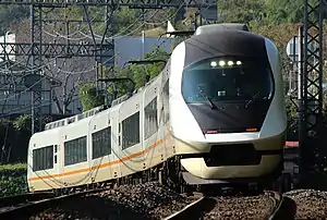 大阪線 三本松付近を走行する名阪特急の21020系電車(アーバンライナー)